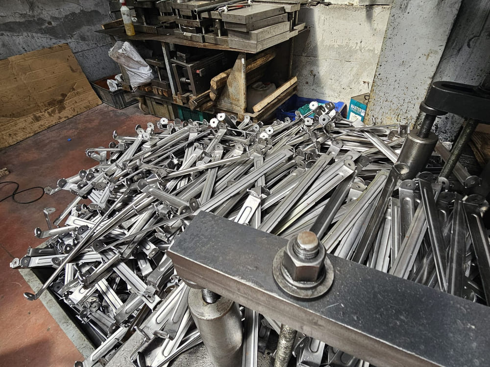 Stamped scissor-arm parts collecting at the press