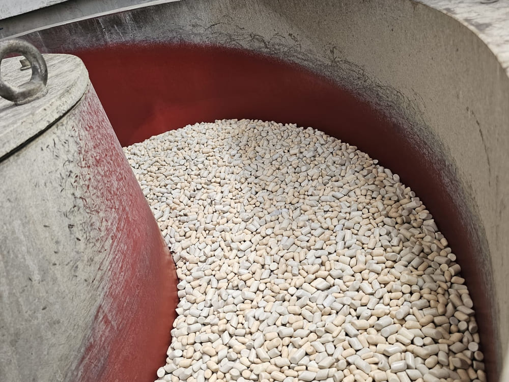 Ceramic finishing media in the vibratory bowl